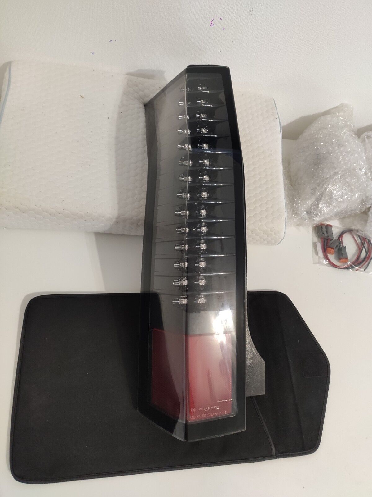 2004-2009 CADILLAC SRX LED ECE EURO EXPORT TAILLIGHTS USED OEM GM