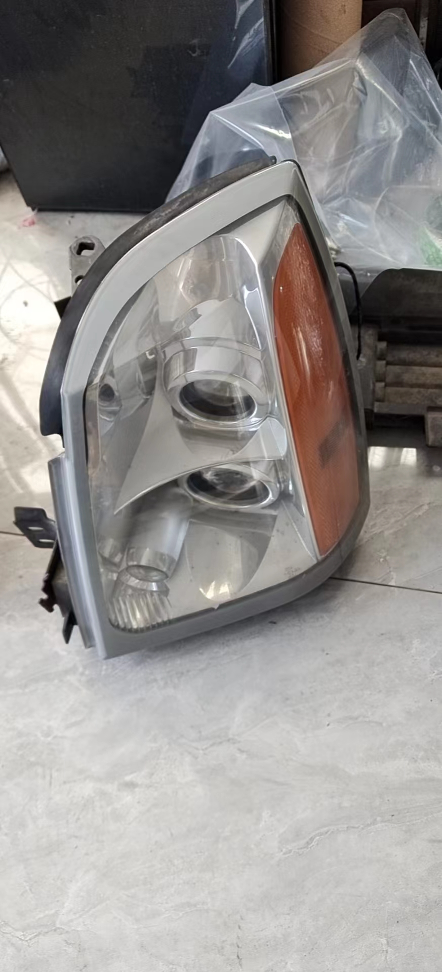 2004-2009 CADILLAC SRX ECE EURO EXPORT HEADLIGHTS USED OEM GM