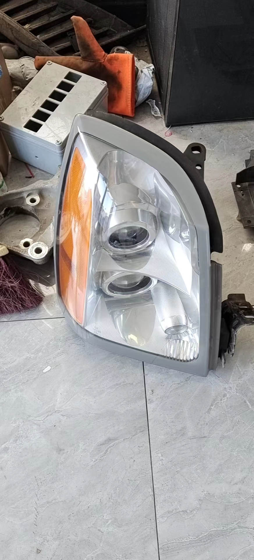 2004-2009 CADILLAC SRX ECE EURO EXPORT HEADLIGHTS USED OEM GM