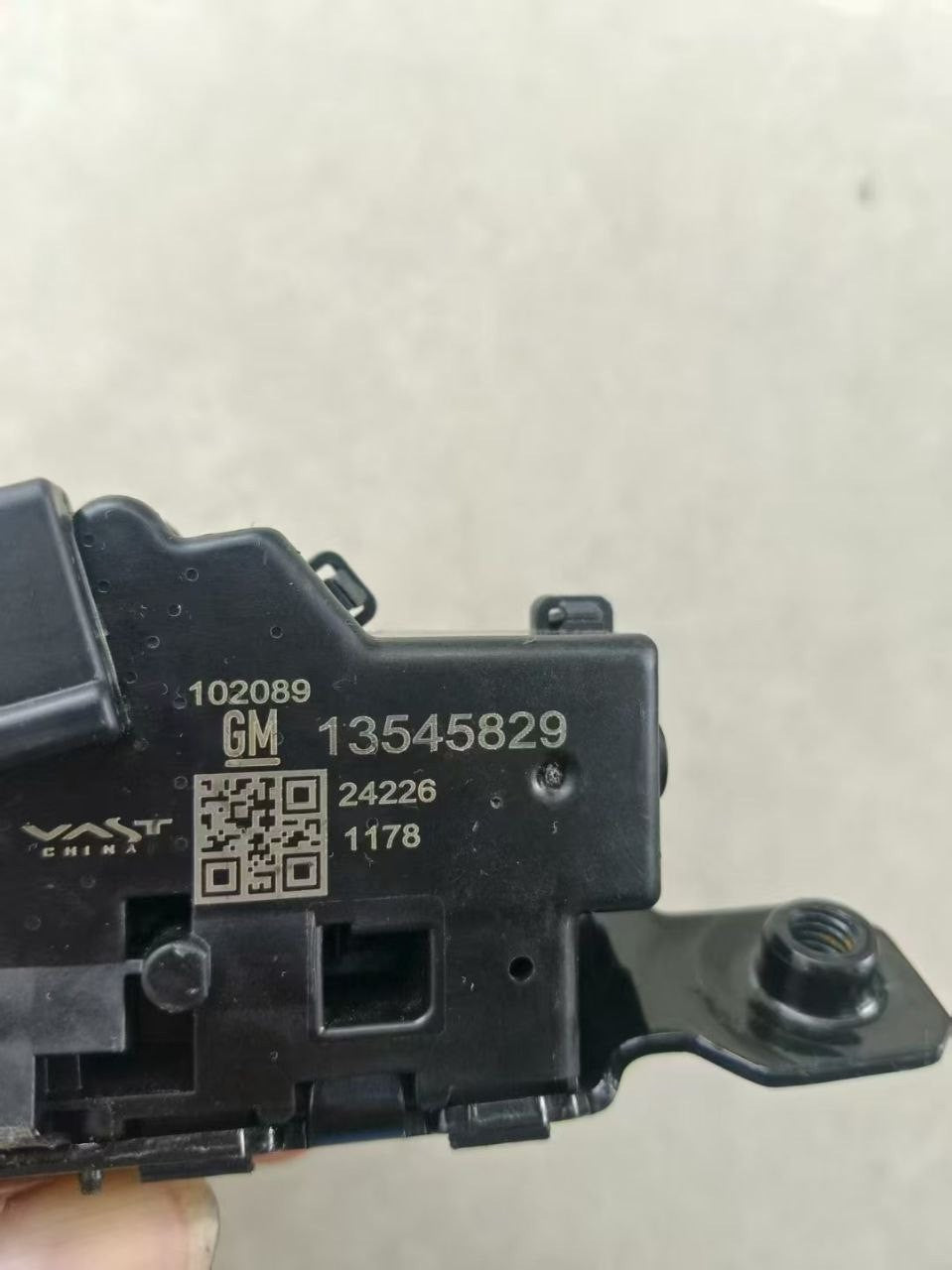 2024-27 TRAX ENVISTA 21-27 ENVISION LIFTGATE LATCH NEW OEM 13545829 GM 1pc
